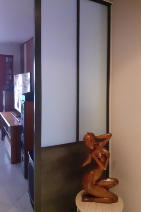 Cloison avec soubassement : Ardoise mat / Verre sablé